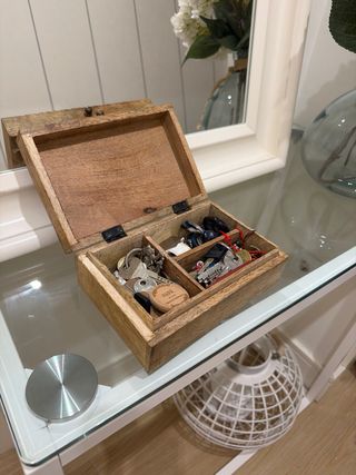 Caja de madera decorada guarda llaves