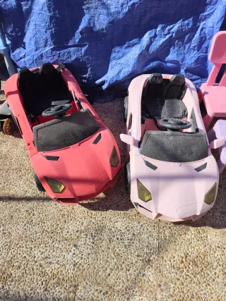 Dos coches eléctricos infantil a batería