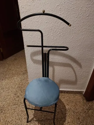 Silla perchero negra y azul