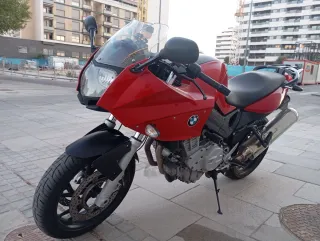 BMW F 800 S roja