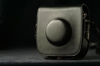 Fujifilm Instax SQ 10 con funda de cuero