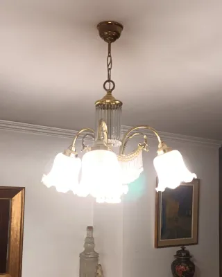 Lámpara de techo dorada y transparente