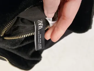 Abrigo Zara impermeable negro