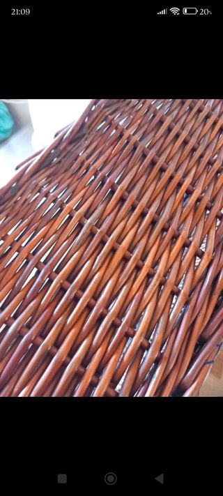 Cesto de mimbre oscuro rectangular