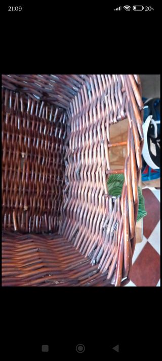 Cesto de mimbre oscuro rectangular