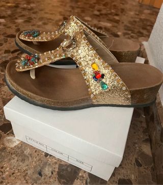 Sandalias doradas con pedrería