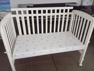 Cuna de madera blanca