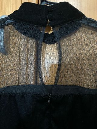 Blusa negra de tul con lunares