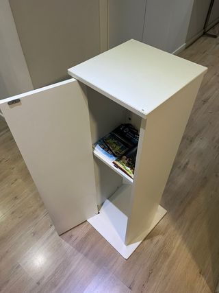 Acuario con mueble blanco y accesorios