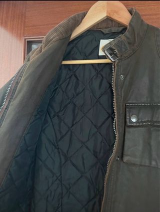 Chaqueta encerada acolchada marrón con cinturón