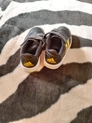 Zapatillas deportivas Adidas niño negras y amarill