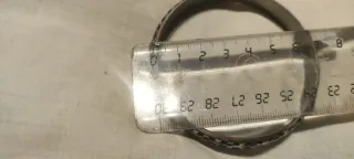 Bracciali beige e neri rigidi