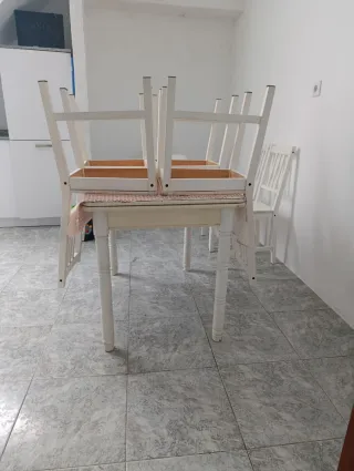 Sillas de madera blancas (6 unidades) y mesa