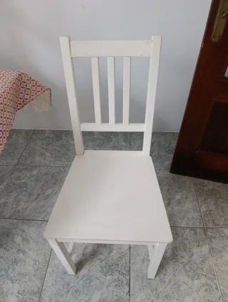 Sillas de madera blancas (6 unidades) y mesa