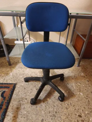 Mesa escritorio cristal y silla ruedas