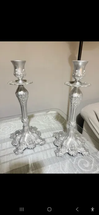 Candelabros de metal plateado
