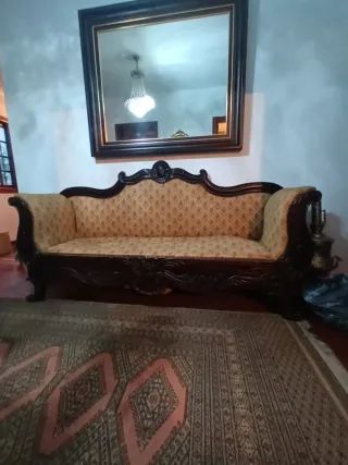 Sofá antiguo de madera y tela