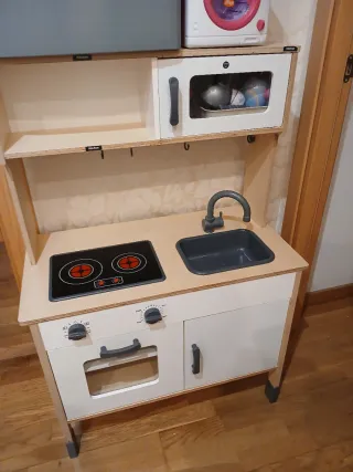 Cocinita de madera con accesorios