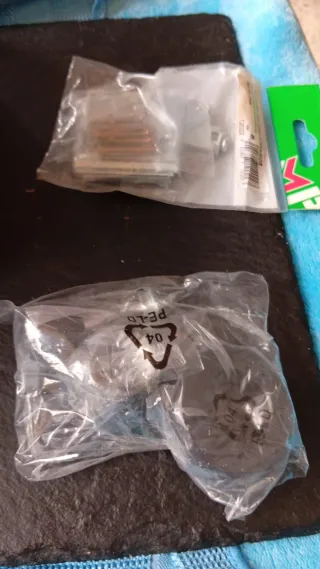 Altavoces JBL Negros con soportes para la pared