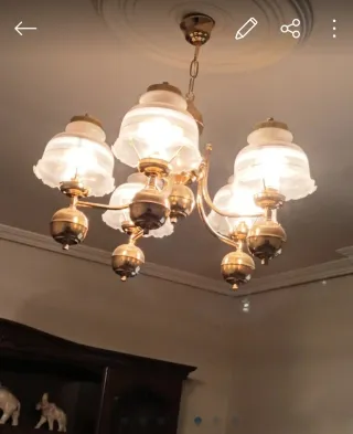 Lámpara de techo dorada y transparente