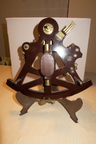 Sextante antiguo de madera y latón de 1919