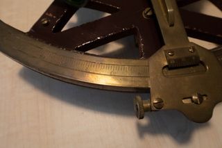 Sextante antiguo de madera y latón de 1919