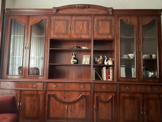 Mueble de comedor de madera y cristal