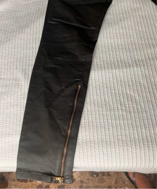 Pantalón encerado negro con cremalleras