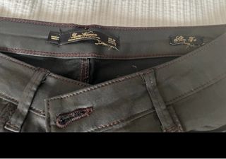 Pantalón encerado negro con cremalleras