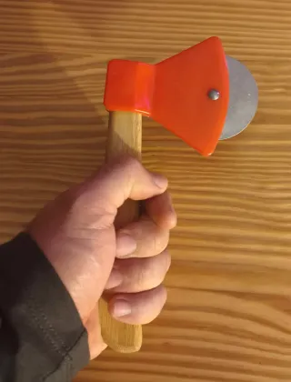 Cortapizzas Hacha Naranja y Plata