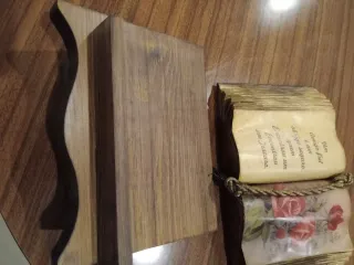 Livro decorativo com poema e rosas