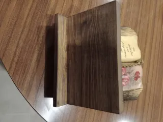 Livro decorativo com poema e rosas