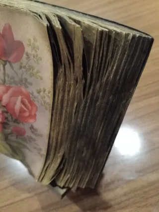 Livro decorativo com poema e rosas