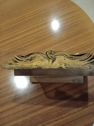 Livro decorativo com poema e rosas