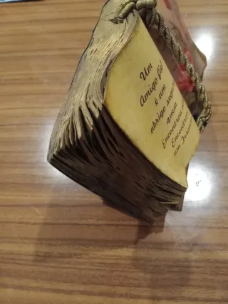 Livro decorativo com poema e rosas