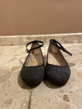 Bailarinas grises con cinta al tobillo