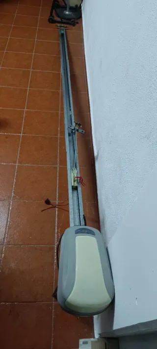 Motor y guia puerta de garaje