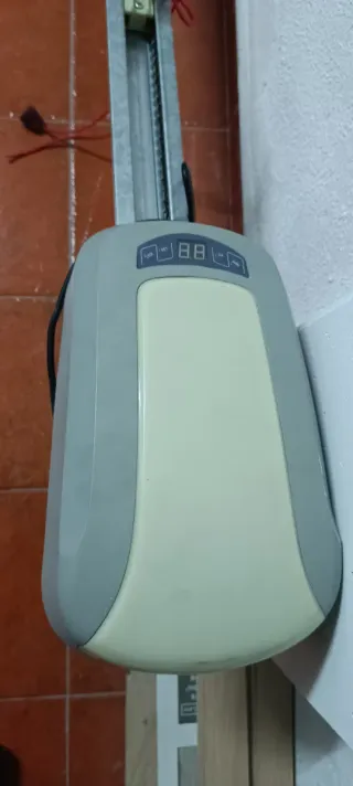 Motor y guia puerta de garaje