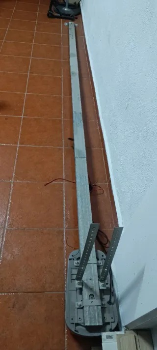 Motor y guia puerta de garaje