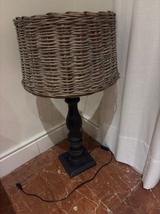 Lámpara de mimbre y madera