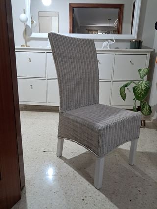 Cuatro sillas de mimbre y madera grises