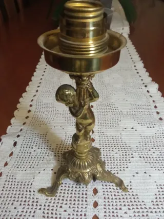 Pie de lámpara de bronce con figura