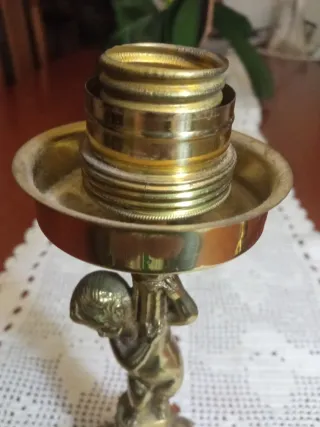 Pie de lámpara de bronce con figura