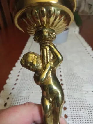 Pie de lámpara de bronce con figura
