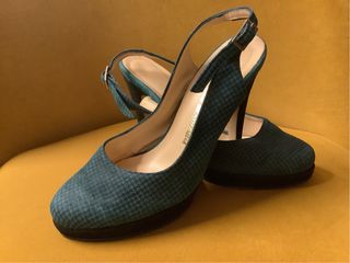 Zapatos de tacón verde con tira