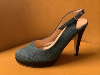 Zapatos de tacón verde con tira