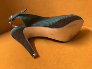 Zapatos de tacón verde con tira