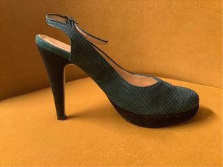 Zapatos de tacón verde con tira