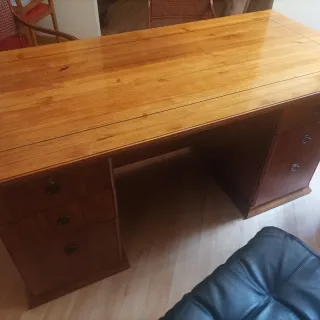 Escritorio de madera y librería