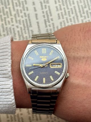 Seiko 5 Automático – Esfera Azul Texturizada – Fon